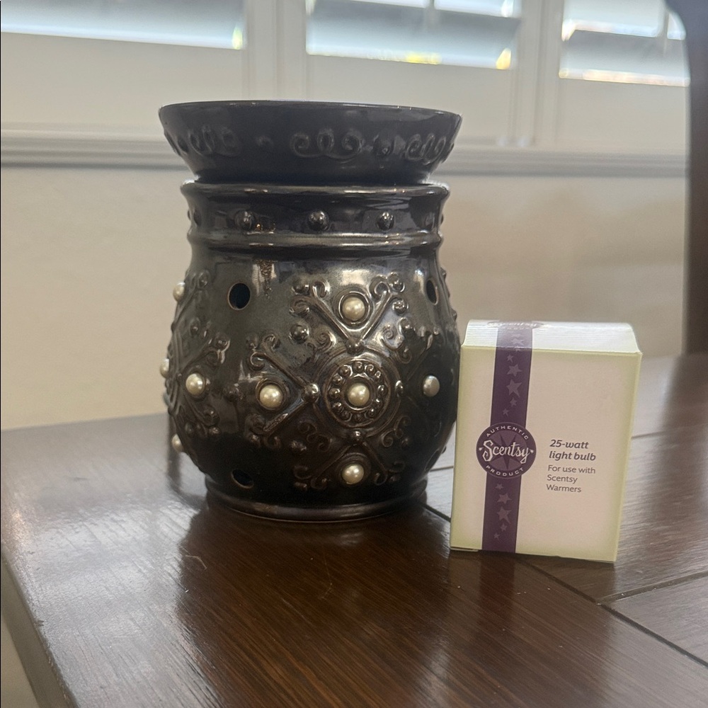 Scentsy Margot Candle Warmer with a 25 watt light bulb
